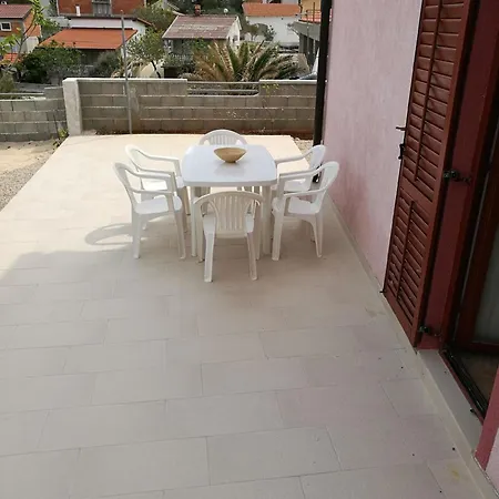 Apartment Gemuetliche Erdgeschosswohnung Ema Mit Terrasse Vir