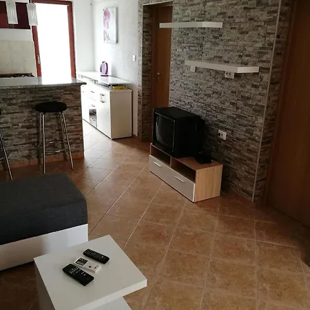 Apartment Gemuetliche Erdgeschosswohnung Ema Mit Terrasse