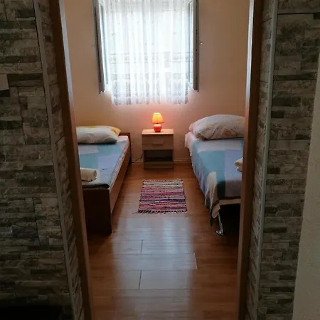 Gemuetliche Erdgeschosswohnung Ema Mit Terrasse Apartment Vir