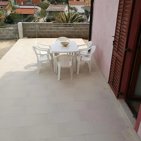 Apartment Gemuetliche Erdgeschosswohnung Ema Mit Terrasse