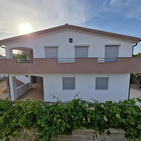 Gemuetliche Erdgeschosswohnung Ema Mit Terrasse Apartment Vir